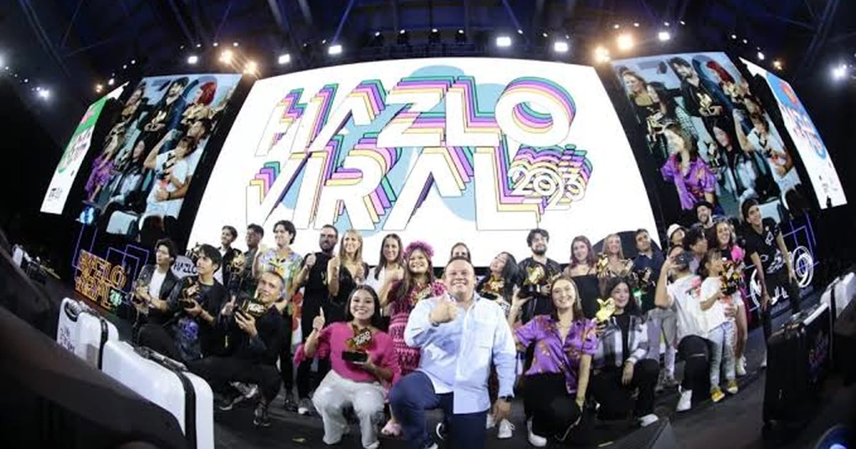 Toño Navarro junto a jóvenes creadores de contenido galardonados en el certamen Hazlo Viral Guanajuato