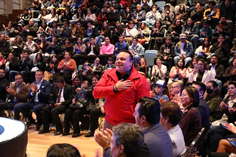 Antonio Toño Navarro Padilla en actividad comunitaria en Guanajuato